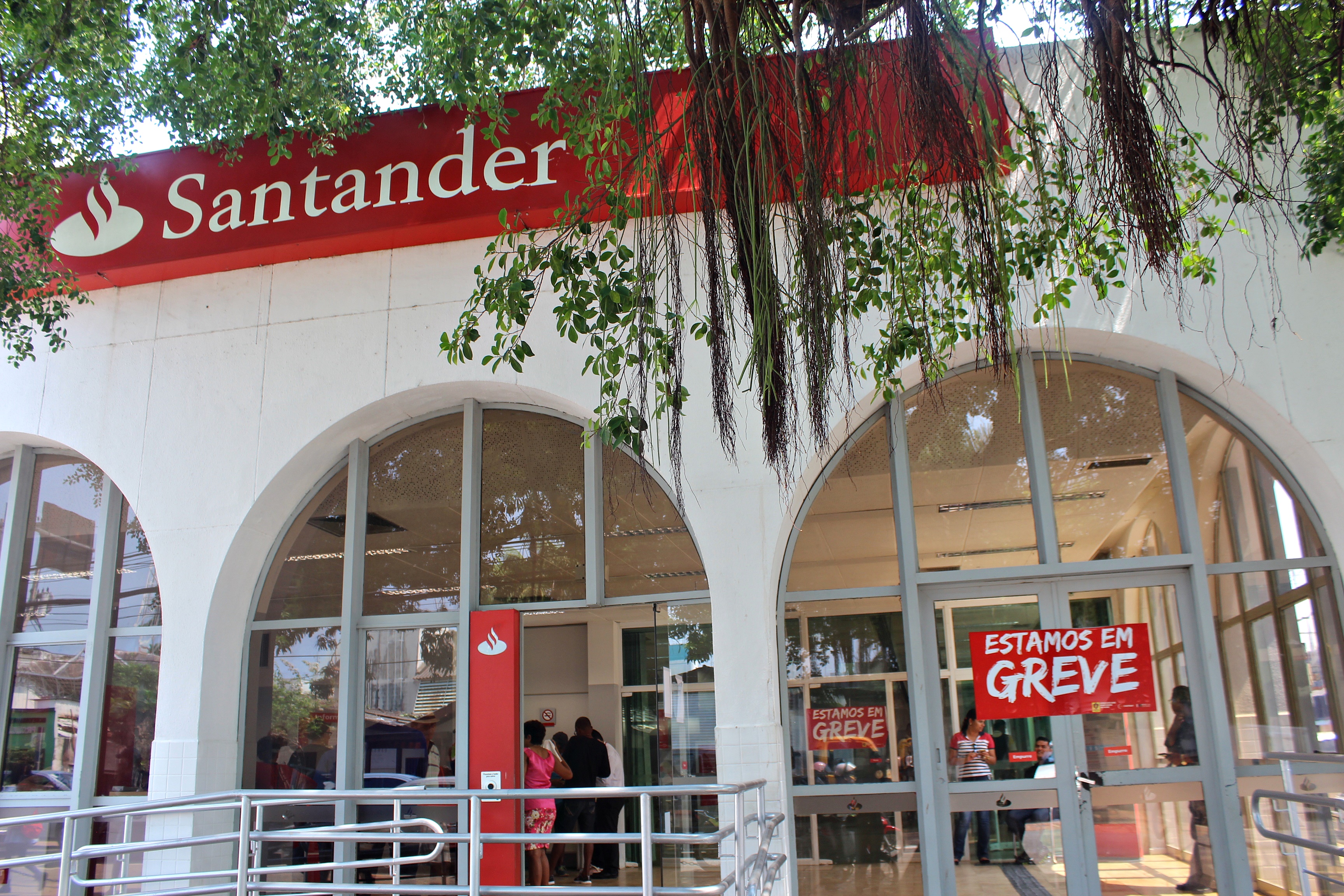 Você está visualizando atualmente Santander lucra R$ 7,3 bilhões e reduz 2.770 postos de trabalho em 2016