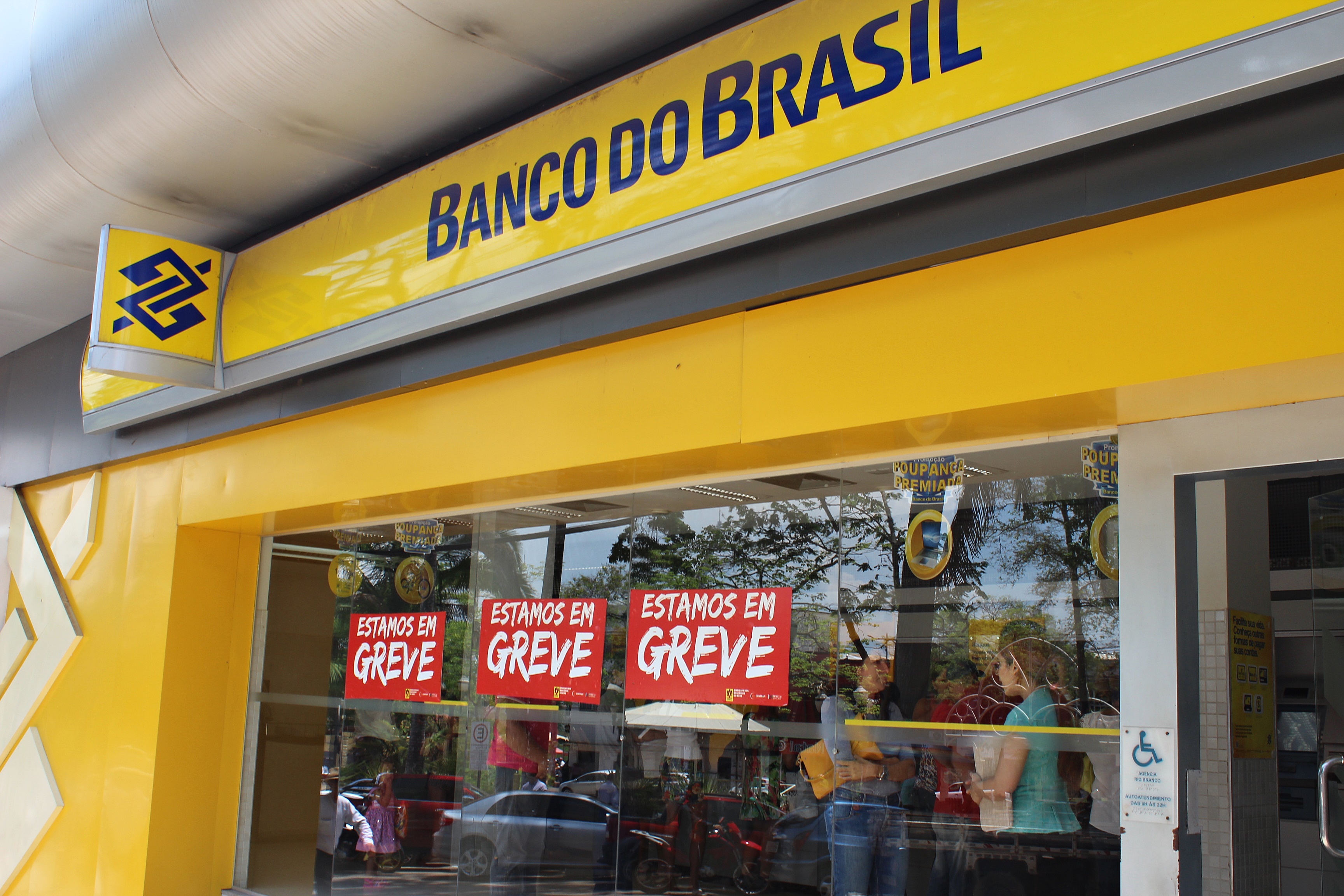 Leia mais sobre o artigo Negociação com o Banco do Brasil conquista manutenção da gratificação de caixa por 4 meses